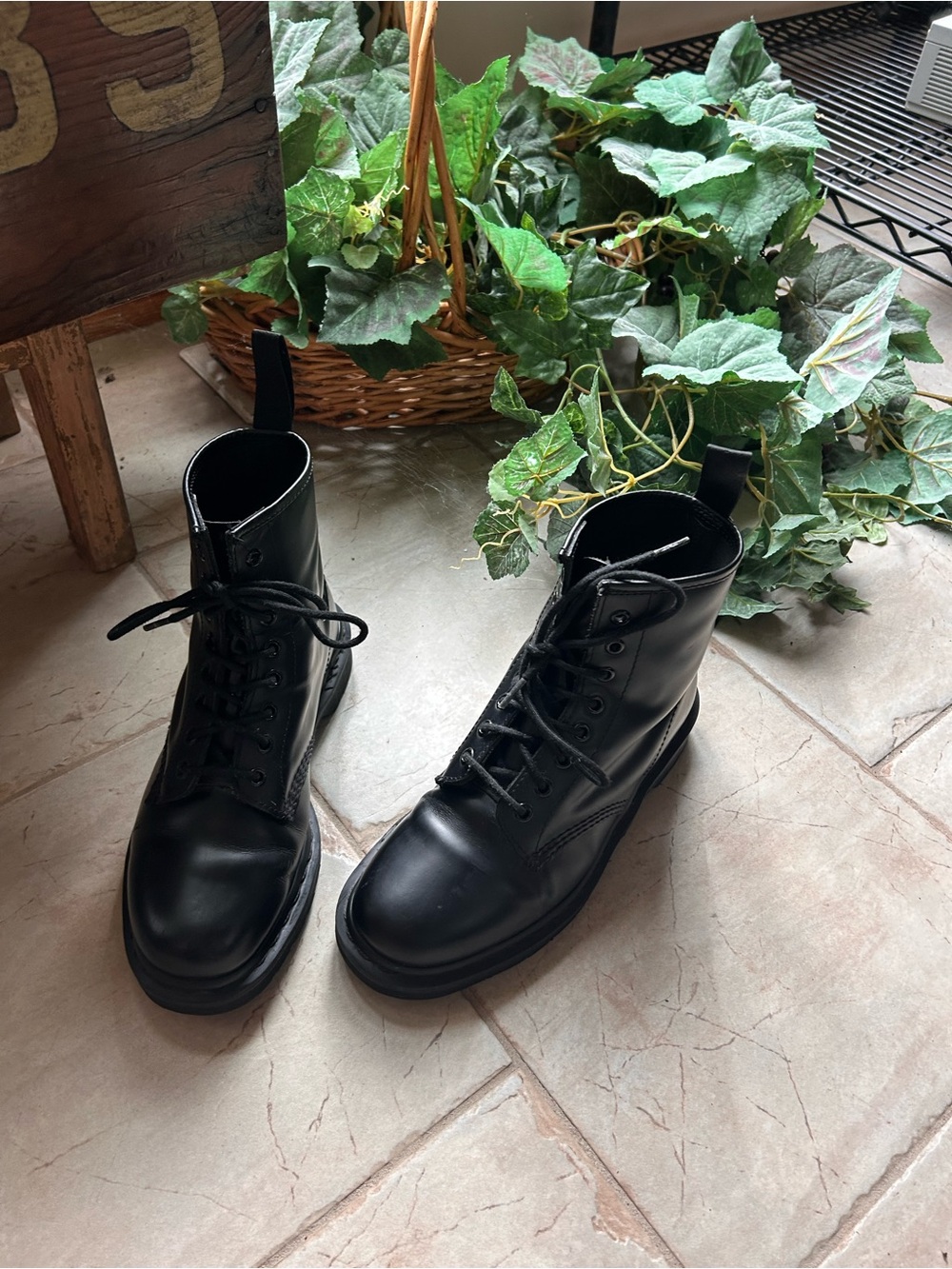 Black Leather Lace-Up Men's Dr.
Martens 1460 Mono boots men’s 8